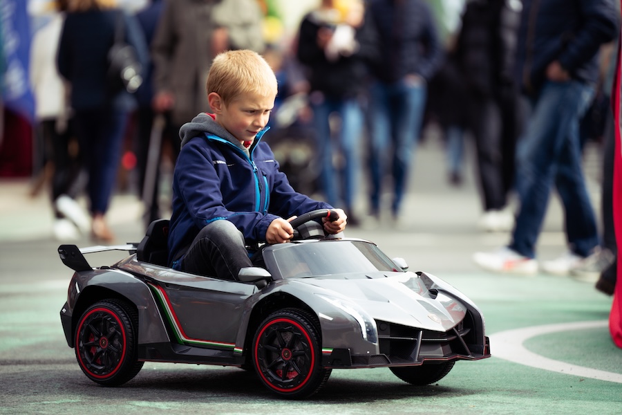 Kind in einem kleinen Modellauto auf der foahma Spittal