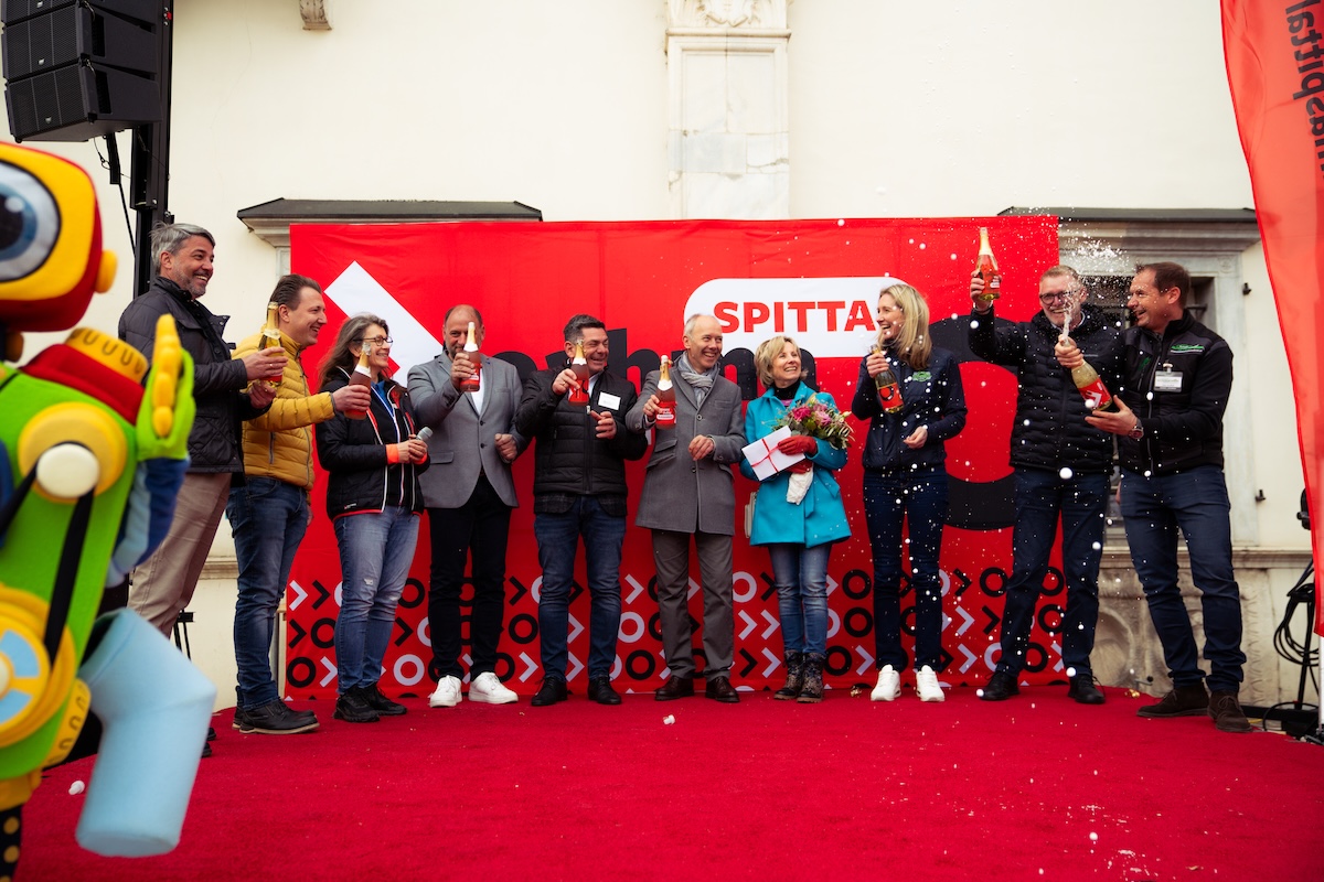 Wichtige Personen mit Sektflaschen in der Hand auf der foahma Spittal