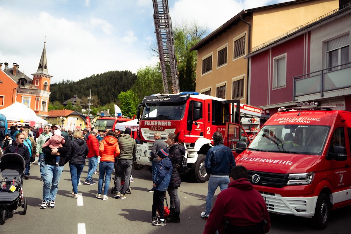 Besucher beim Besichtigen der Feuerwehrautos auf der foahma Spittal